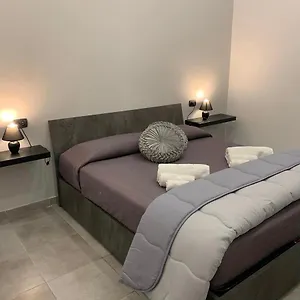 Apartment Miris Fast Comfortable Airport Capodichino 25 Minutes Walk Self Check-in, Naples